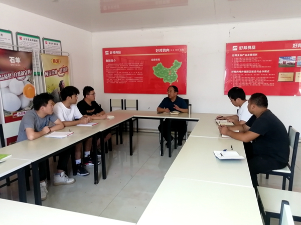 d52f40728d824ef786df19f504ee448c.jpg 图3 好邦食品董事长韩春元在给实习同学开会.jpg