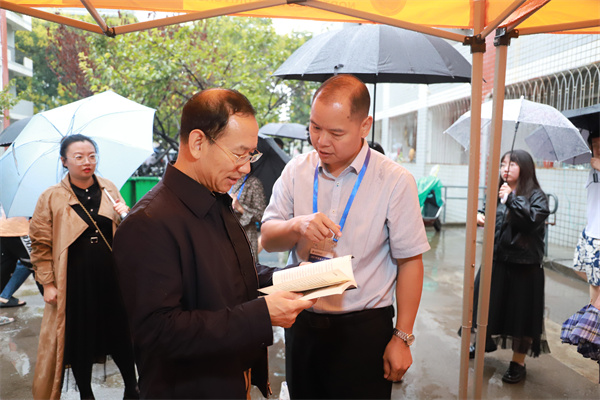 校党委副书记闫祖书视察av在线迎新准备工作.jpg